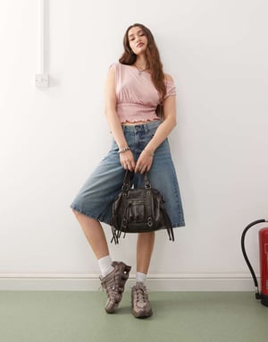 Återvunnen vintage slinky topp med en axel och rynkad midja i blushrosa