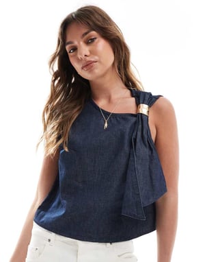 ASOS DESIGN denimtop med asymmetrisk hals och guldhardware