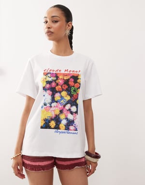 Återvunnen vintage oversized t-shirt med licensierad Monet blommönster i vitt