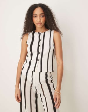 ASOS DESIGN samordnad texturerad virkad semi-genomskinlig västtop i svart och vitt randig