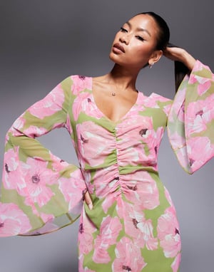 ASOS DESIGN v-ringad maxiklänning med rynkad framsidan i pin-blommigt mönster