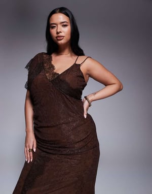 ASOS DESIGN Curve asymmetrisk spetsklänning med axelremmar och full fåll i chokladbrun