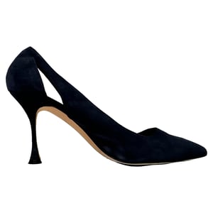 Manolo Blahnik Utskurna Spetsiga Stilettklackar i Marinblå Mocka
