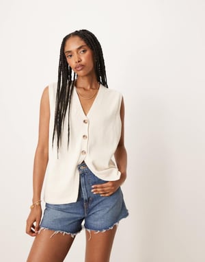 ASOS DESIGN ren stickad avslappnad passform väst i krämfärg