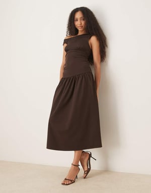 ASOS DESIGN klänning med slashed neck och midja i brun midi-längd