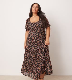 ASOS DESIGN Curve midiklänning med hjärtformad halsringning och utskärning i mörkblommig bas