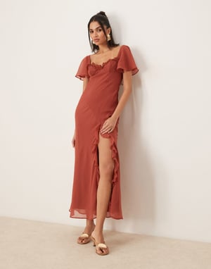 ASOS DESIGN klänning med spetsdetaljer och volangärmar, split midaxi med öppen rygg i rostfärg