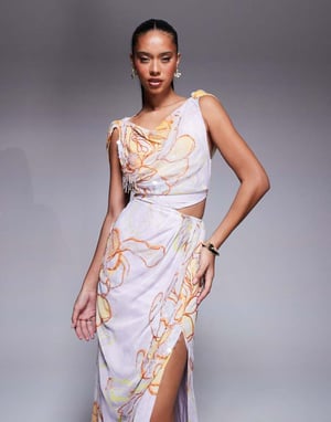 ASOS DESIGN draperad midiklänning med dekoration i blått blommönster