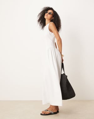 ASOS DESIGN axelbandslös midiklänning med midja i vitt