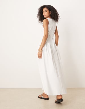 ASOS DESIGN axelbandslös midiklänning med midja i vitt