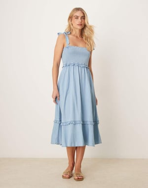 YAS knytaxel chambray denim midiklänning med rynkad byst i blått
