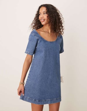 ASOS DESIGN denim klänning med rundad halsringning