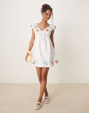 Glamorös smock mini-klänning med blommig broderi i vitt