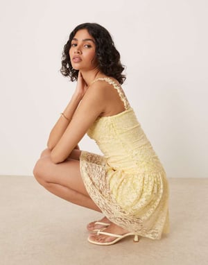 ASOS DESIGN Gul spetsplyschad miniklänning