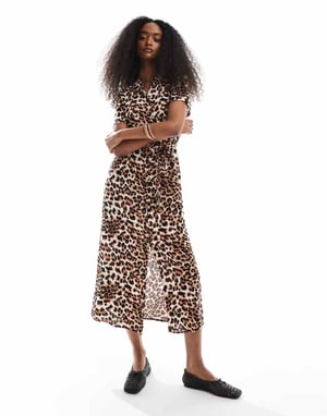Vero Moda Lätt knäppning lång skjortklänning i leopardmönster