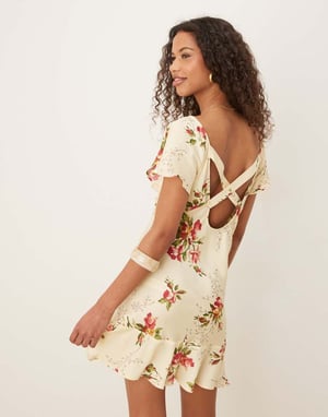 ASOS DESIGN miniklänning med fjäderärmar i blommönster