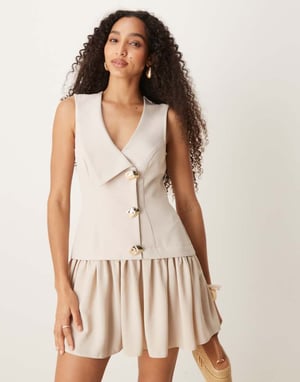 ASOS DESIGN 2 i 1 västklänning i vaniljkräm