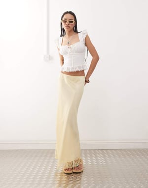 Återvunnen vintage satin midi kjol med spetsdetaljer i smörgul