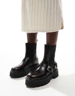 schuh Ariah chunky spännband ankellängd stövlar i vinröd läder