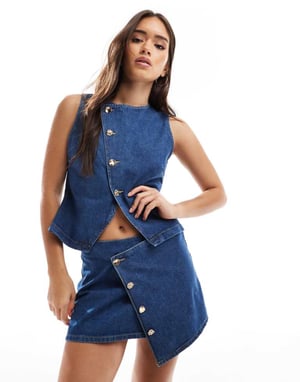 ASOS DESIGN asymmetrisk wrap-front denim microkjol med guldknappar i mid blue