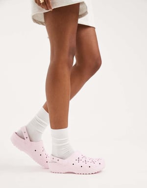 Crocs Classic blommig utskuren träskor i rosa mjölk