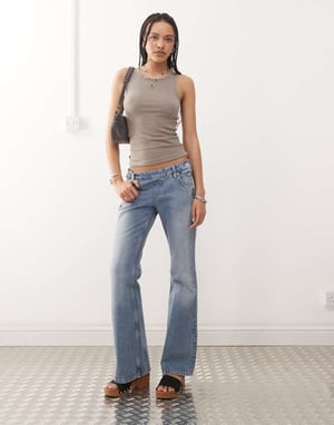 Veckodags låga midja flare jeans med sidoknappar och västerländsk detalj i randig blåtvätt