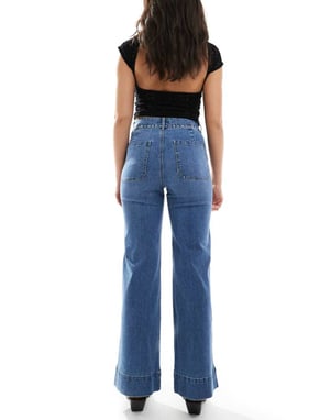 ONLY Saftiga högmidjade vida jeans med nitar i ljus tvätt