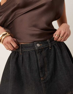 ASOS DESIGN samlad denimmikrokjol i svart