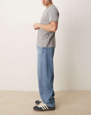 ASOS DESIGN baggy jeans i mellansom tvättad blå