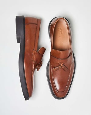 ASOS DESIGN loafers i brunt läder med tofsar