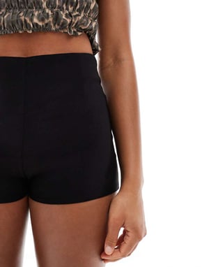 Miss Selfridge skräddarsydda bengaline mikrashorts i svart