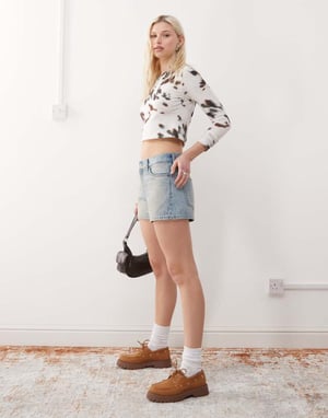 Veckodags lågrisk löst sittande denimshorts i tvättad blå