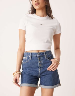 Calvin Klein Jeans uppvikta mom-shorts i mörk tvätt