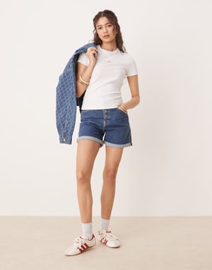 Calvin Klein Jeans uppvikta mom-shorts i mörk tvätt