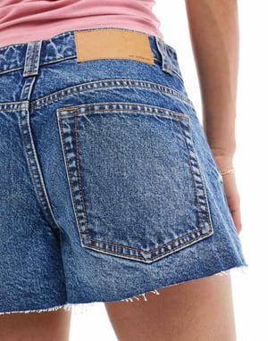 ASOS DESIGN Petite avslappnad denimshorts i mellanblått