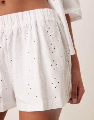 ASOS DESIGN broderad shorts i vitt