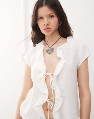 Veckodagsblus med volang och knytning fram i off-white