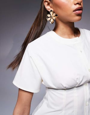 ASOS DESIGN topp med knäppning fram och veckdetaljer, in kvinnlig off white med cinchad midja