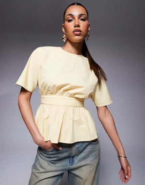 ASOS DESIGN blus med knytmidja och öppen rygg i smörmjölk