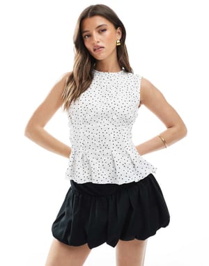 ASOS DESIGN topp med cinchdetalj i prickigt mönster