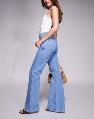 ASOS DESIGN lågrisk flare jeans i ren midwash