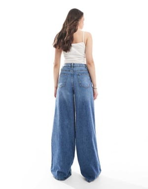 ASOS DESIGN Lång mjuk palazzo-jeans i medtvättad blå