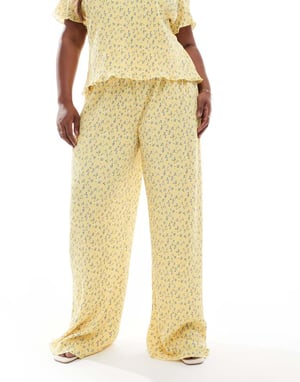 Pieces Curve mini plisserad vid benbyxa co-ord i blommönster med små blommor i gul färg