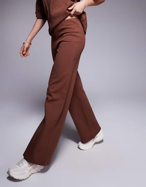 ASOS DESIGN interlock vida byxor set i brunt