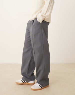 ASOS DESIGN vida byxor med veckdetaljer i grått