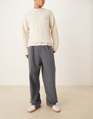 ASOS DESIGN vida byxor med veckdetaljer i grått