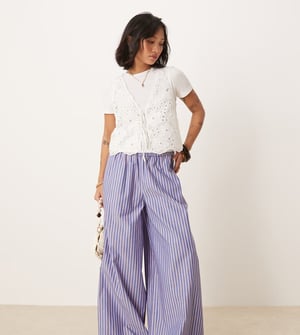ASOS DESIGN Petits shirred midjebyxor i blå och röd rand