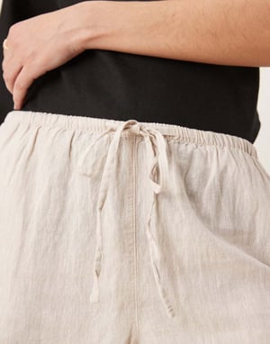 Gina Tricot vida linneblandade byxor med dragsko i midjan i beige
