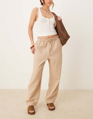 ASOS DESIGN skräddarsydda strukturerade byxor med dragsko i midjan och bågformade ben i stenfarbe