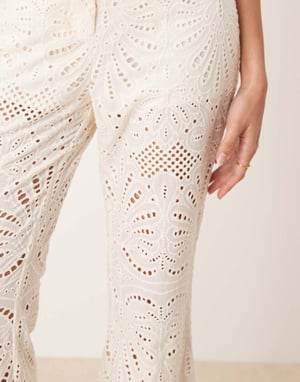ASOS DESIGN skräddarsydda broderade byxor set i krämfärg